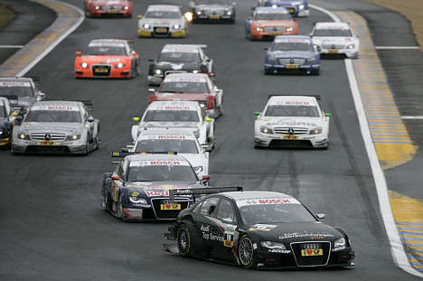 Det så rigtig godt ud for Timo Scheider, der tog starten i DTM-løbet på Le Mans, men senere spillede vejret og et forkert pitstop ham måske titlen. Tom Kristensen havde på tredjepladsen endnu chancen for sejren, men blev i det følgende sving skubbet af banen af holdkammeraten Alexandre Prémat. Med en tørvejrsopsæning var det herefter op ad bakken for danskeren, der sluttede som nummer otte.